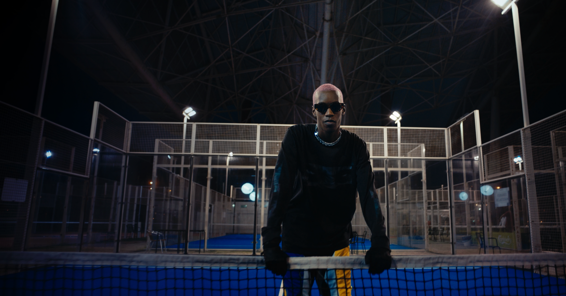 VIRGIL PASTELLE longsleeve in black on male 185cm model in blue padel court