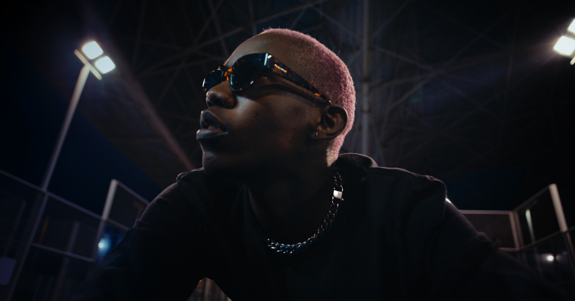 closeup shot of VIRGIL PASTELLE longsleeve in black on male 185cm model in blue padel court